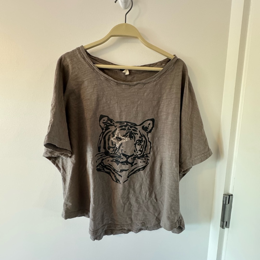 Gray Shirt with a print - Sz M